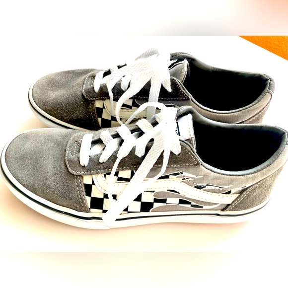 VANS—YOUTH SIZE 6–UNISEX—GREAT CONDITION-GRAY & WHITE CHECK W FLAMES—CLASSIC - Picture 1 of 15